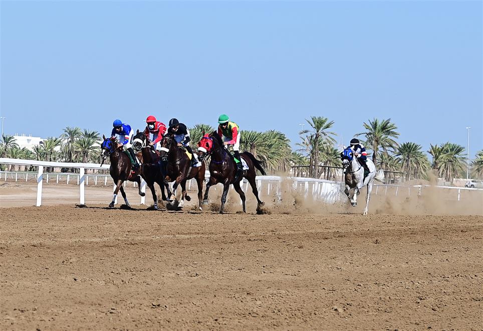 السباق الأول لنادي سباق الخيل السلطاني لموسم سباقات الخيل الأهلية 2021- 2022